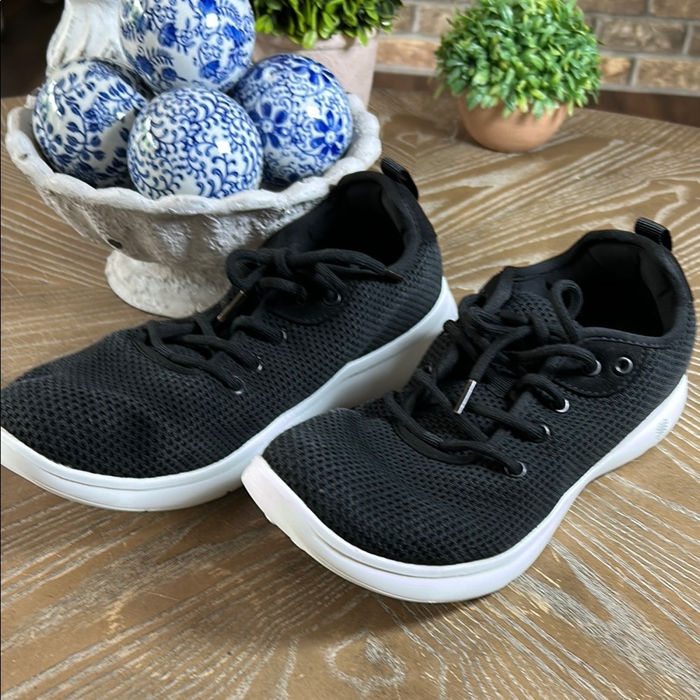 Men’s  Black Mesh Sneakers 10 Wide